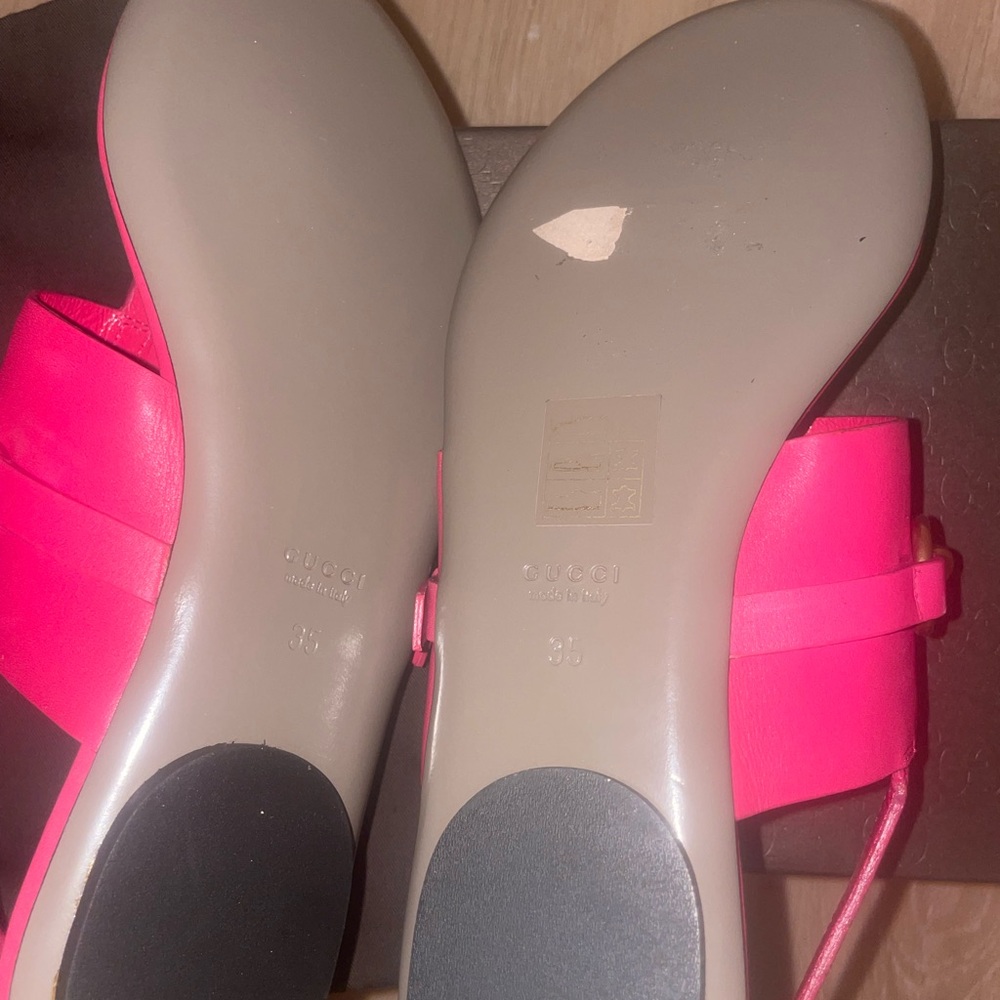 Gucci Pink flat Sandals with Gold Chain Detail Ursula sandal , never worn . - Picture 3 of 4